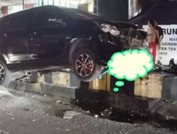 Lagi-lagi Mobil Menabrak Pembatas jalan kota