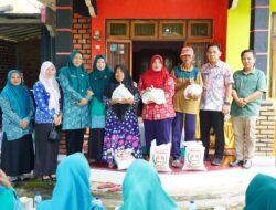 Berharap Dapat Ringankan Beban Warga,Ketua TP PKK Berikan Bantuan Sembako